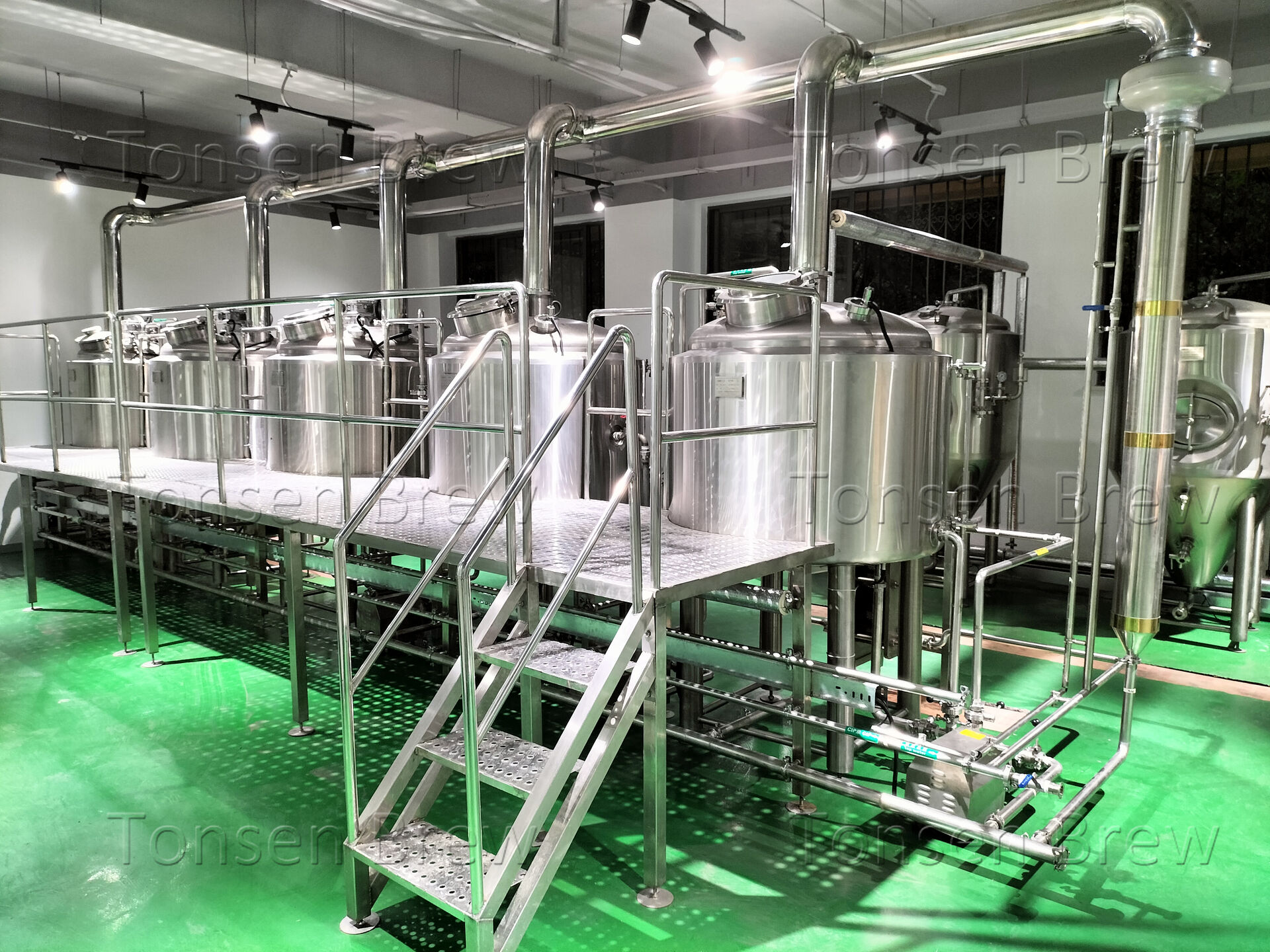 5 vessels brewhouse 1.jpg 5 vessels brewhouse 1.jpg