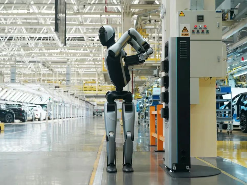 ハーモニック減速機により、産業用ヒューマノイドロボット Walker S2 は 24/7 稼働のための自律バッテリー交換を実現