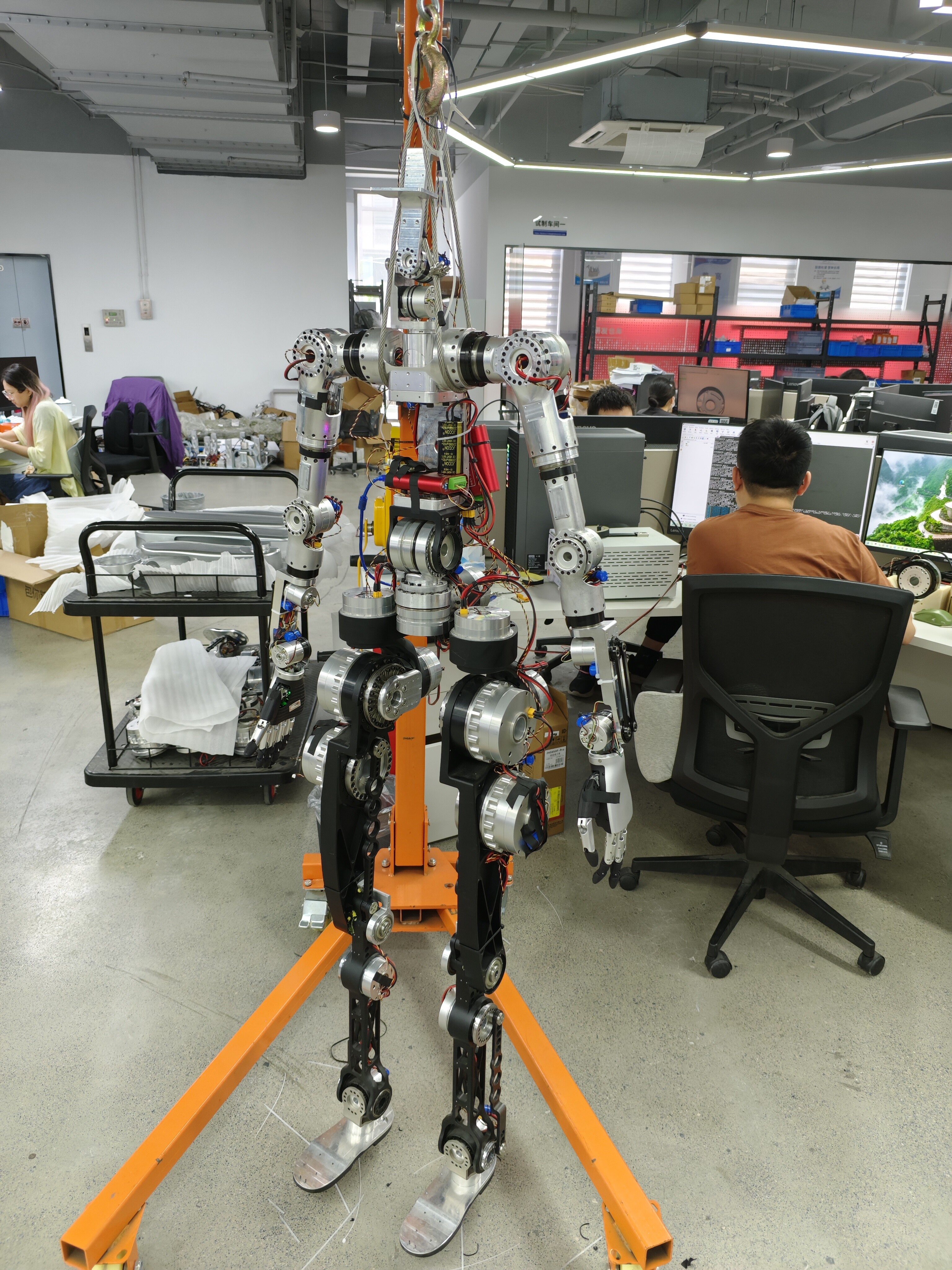 ハーモニックモーターを搭載したヒューマノイドロボット