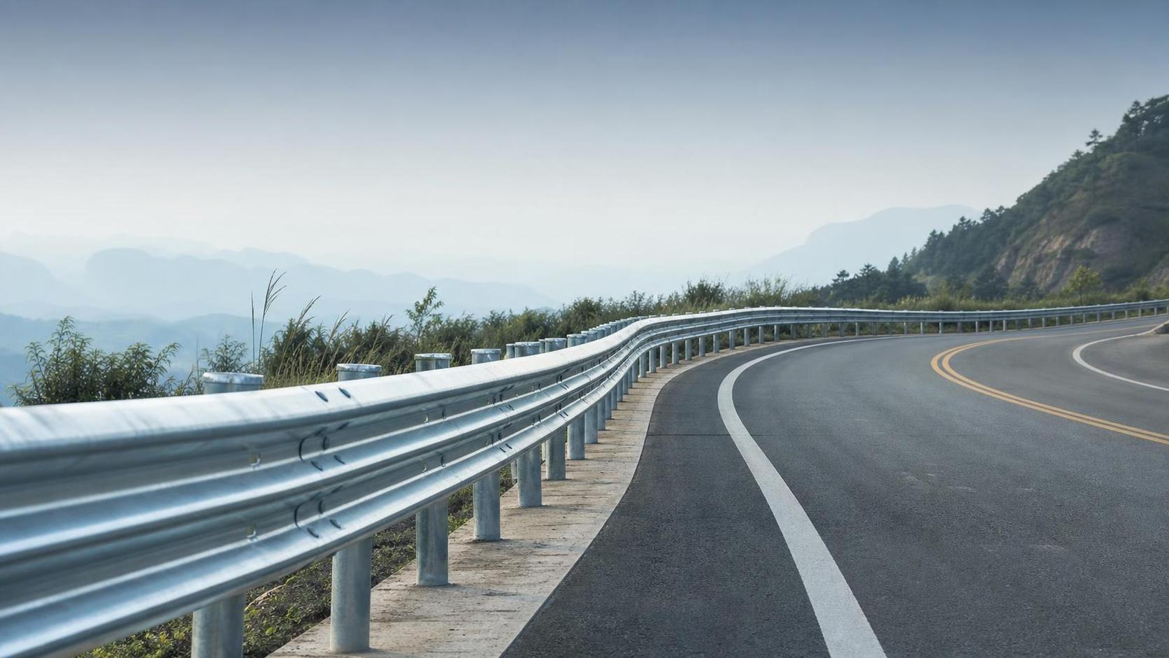 Cómo afectan el radio de curvatura y la separación entre postes al rendimiento de las barreras de seguridad vial curvadas Cómo afectan el radio de curvatura y la separación entre postes al rendimiento de las barreras de seguridad vial curvadas
