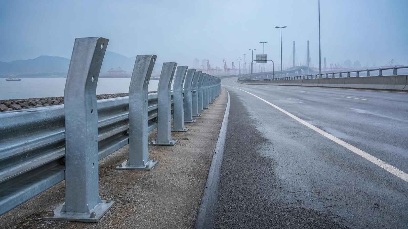 Cómo evaluar la durabilidad de los postes Z en zonas costeras corrosivas y de alta humedad Cómo evaluar la durabilidad de los postes Z en zonas costeras corrosivas y de alta humedad