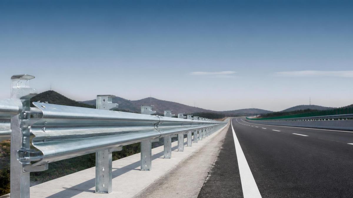 ¿La galvanización afecta al precio de las barreras de seguridad vial con postes en Z?