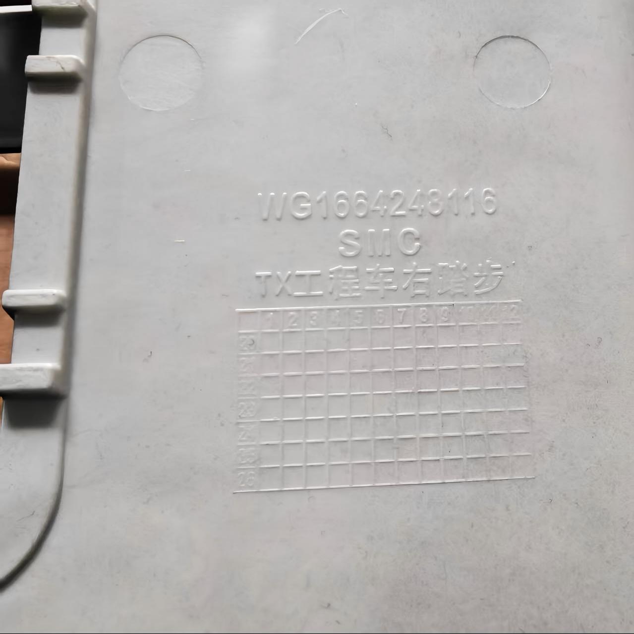 Peldaño inferior TX380 L pintado WG1664248115 para camión pesado TX380