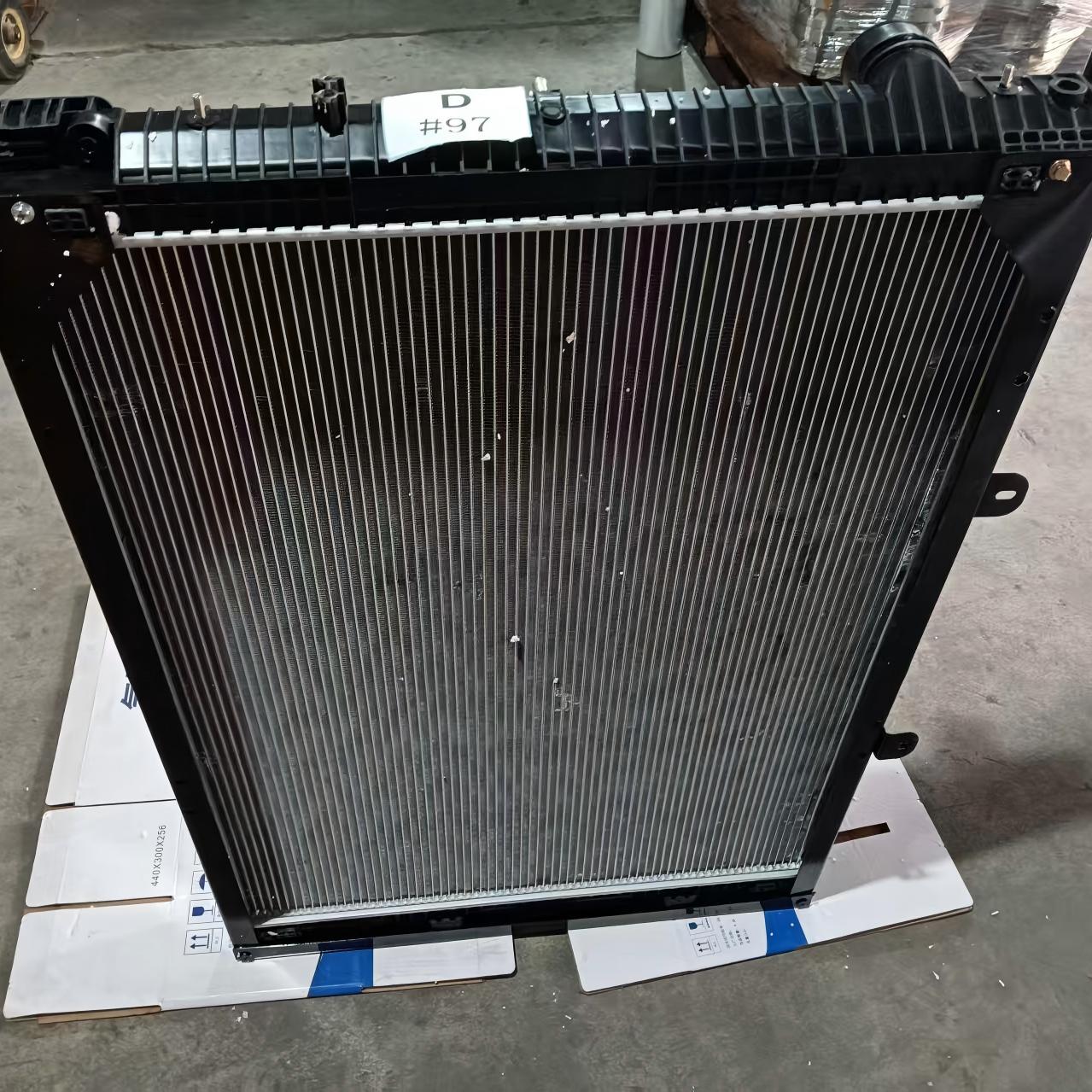 Radiador DZ95259532202 para sistema de refrigeración de camión pesado (Radiador de motor de aluminio)