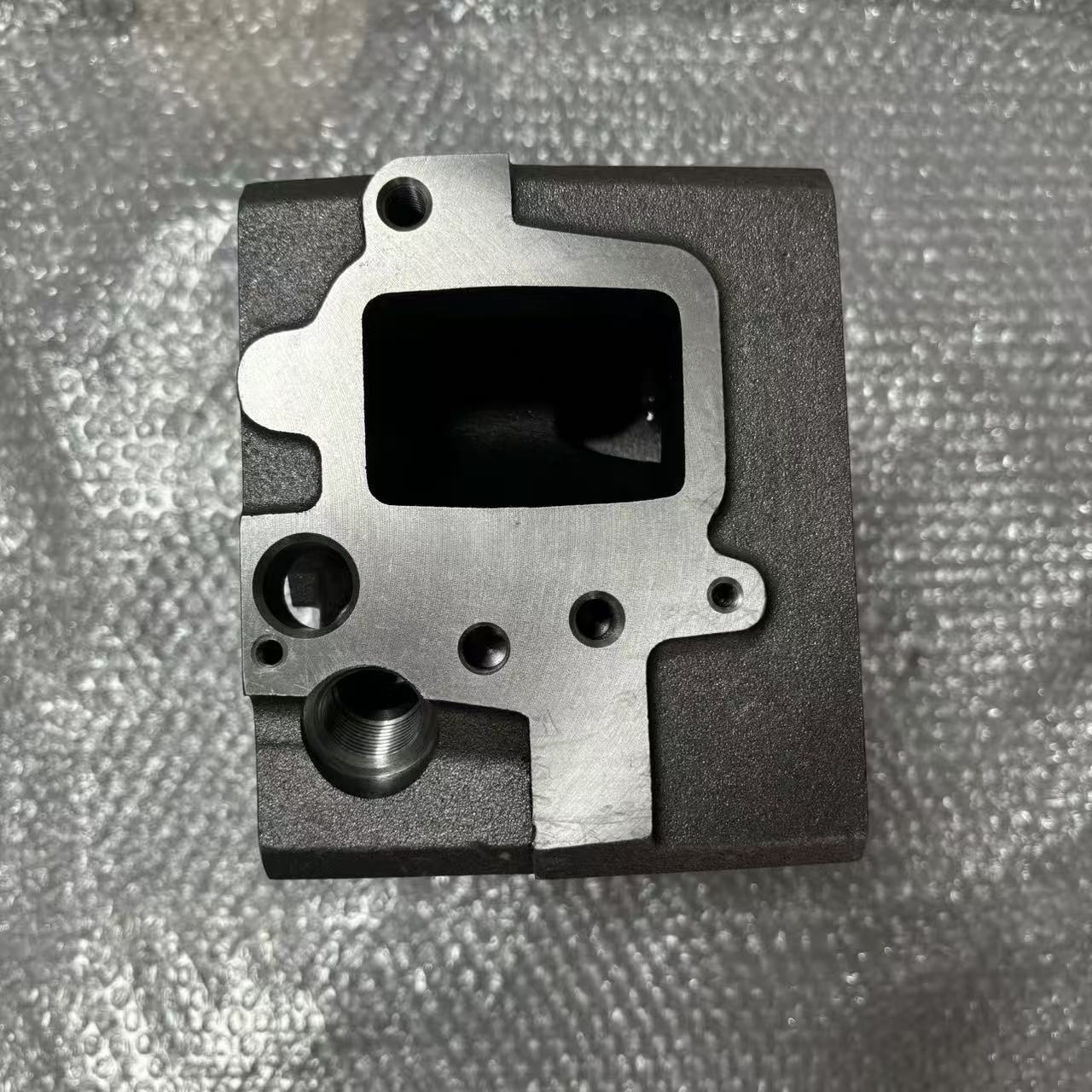 Culata de cilindro 1004686210 P13 de cuatro válvulas para motor diésel de camión minero de servicio pesado