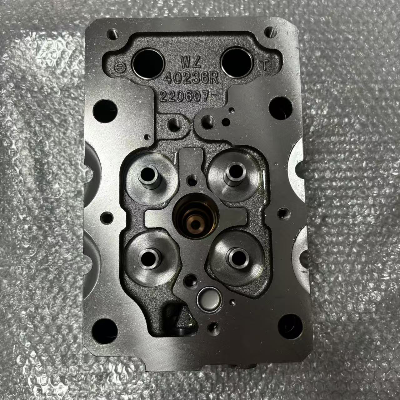 Culata de cilindro 1004686210 P13 de cuatro válvulas para motor diésel de camión minero de servicio pesado