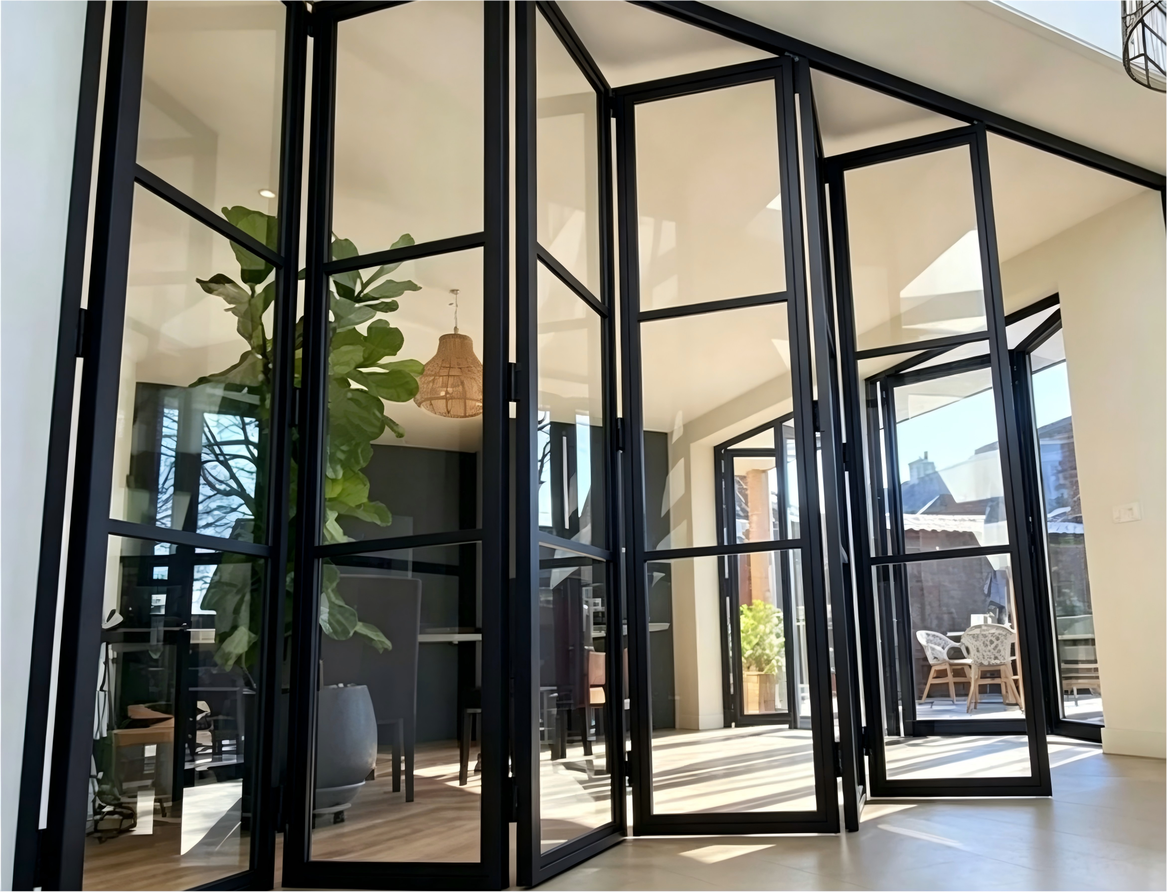 Sistema de puerta de vidrio plegable de vista completa con vidrio laminado Low-E, separador de borde cálido y dimensiones personalizadas para paredes exteriores