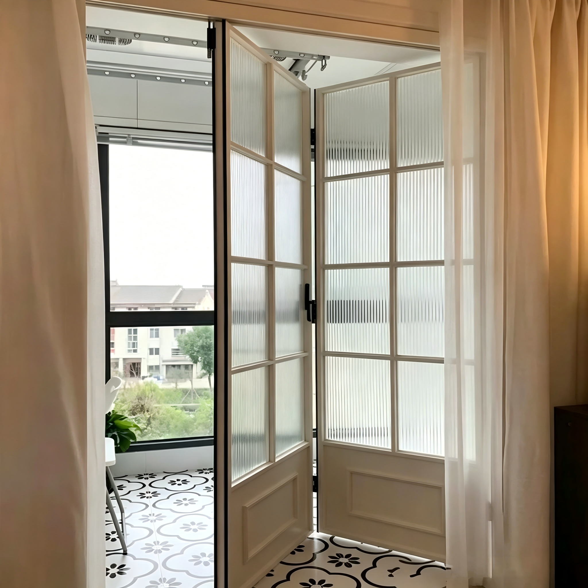 Puerta plegable de vidrio personalizable con paneles sobredimensionados, opción de cerradura inteligente y doble acristalamiento Low-E plateado