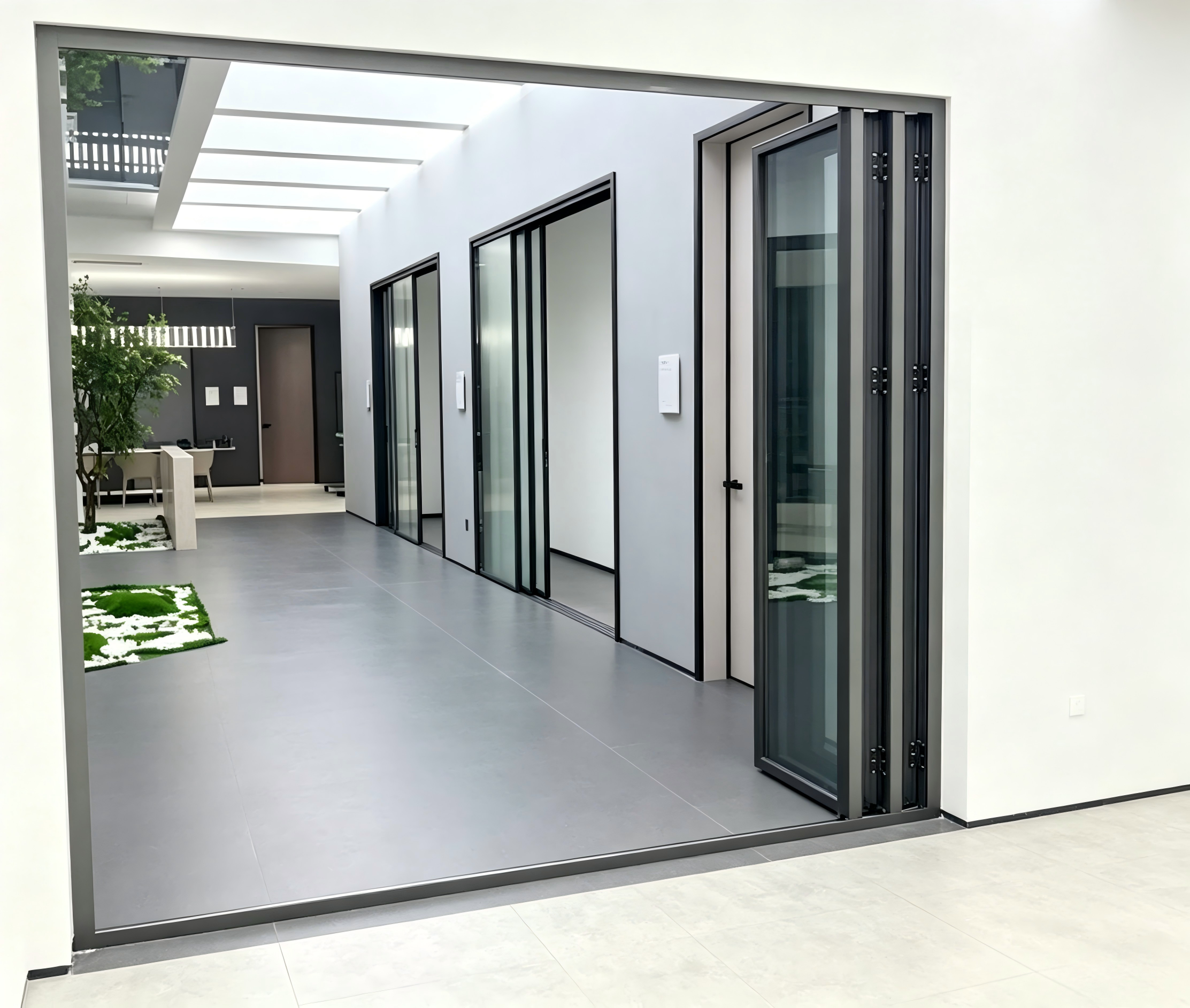 Puerta de vidrio plegable minimalista con paneles de altura completa, umbral bajo, compatible con hogar inteligente y doble acristalamiento plateado