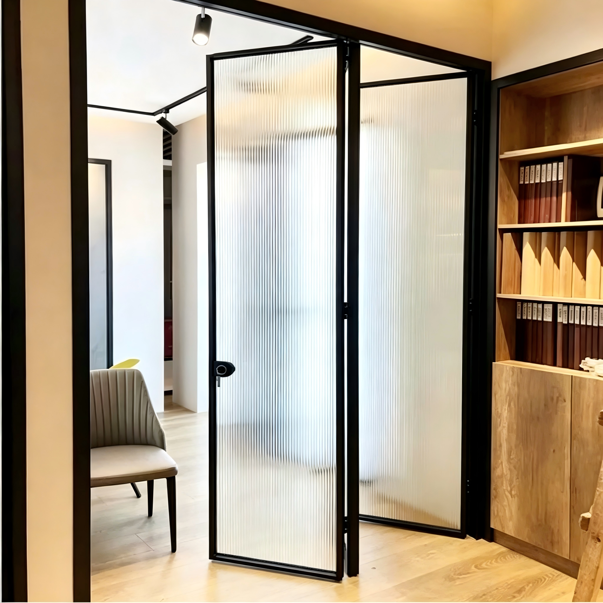 Sistema de puerta plegable de vidrio de aluminio con rieles de perfil bajo y paneles de alta eficiencia para diseños de planta abierta