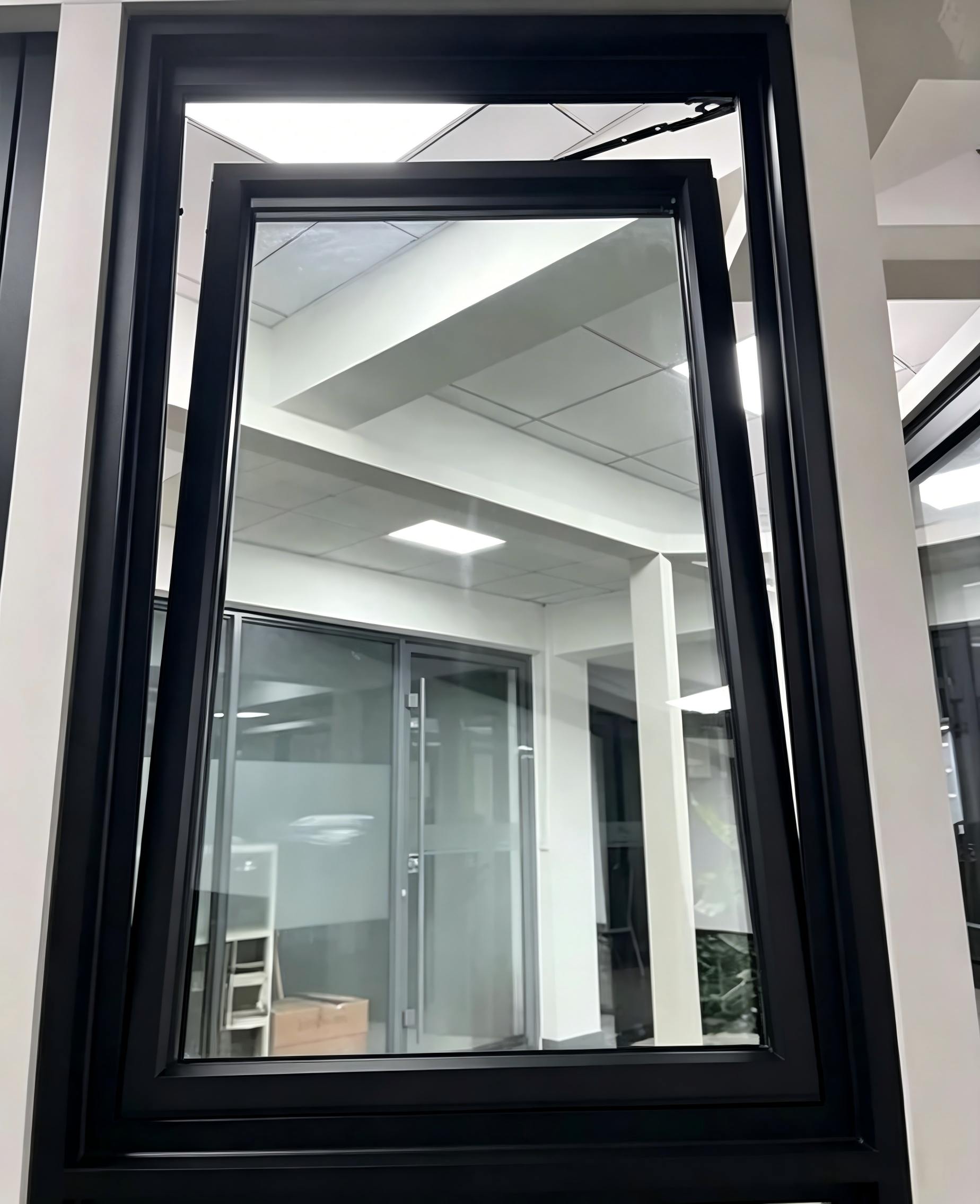 Sistema de sellado de sellante de silicona hermético al aire personalizado para ventana abatible de aluminio y vidrio