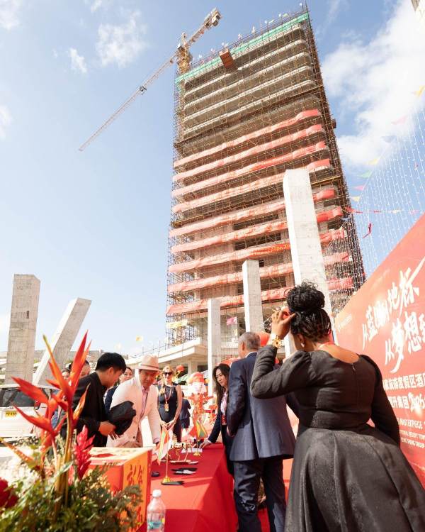 格林纳达总理与IMA庆祝GNR首座酒店塔楼封顶