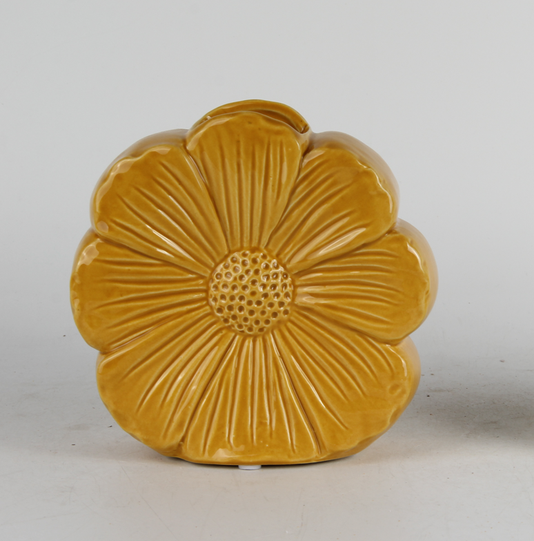 Ceramic vase with flower shape