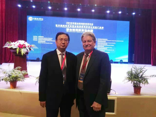 袁根与蒙台梭利教育专家合影