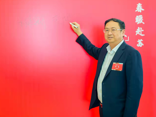 袁根参加上海交大迎新活动