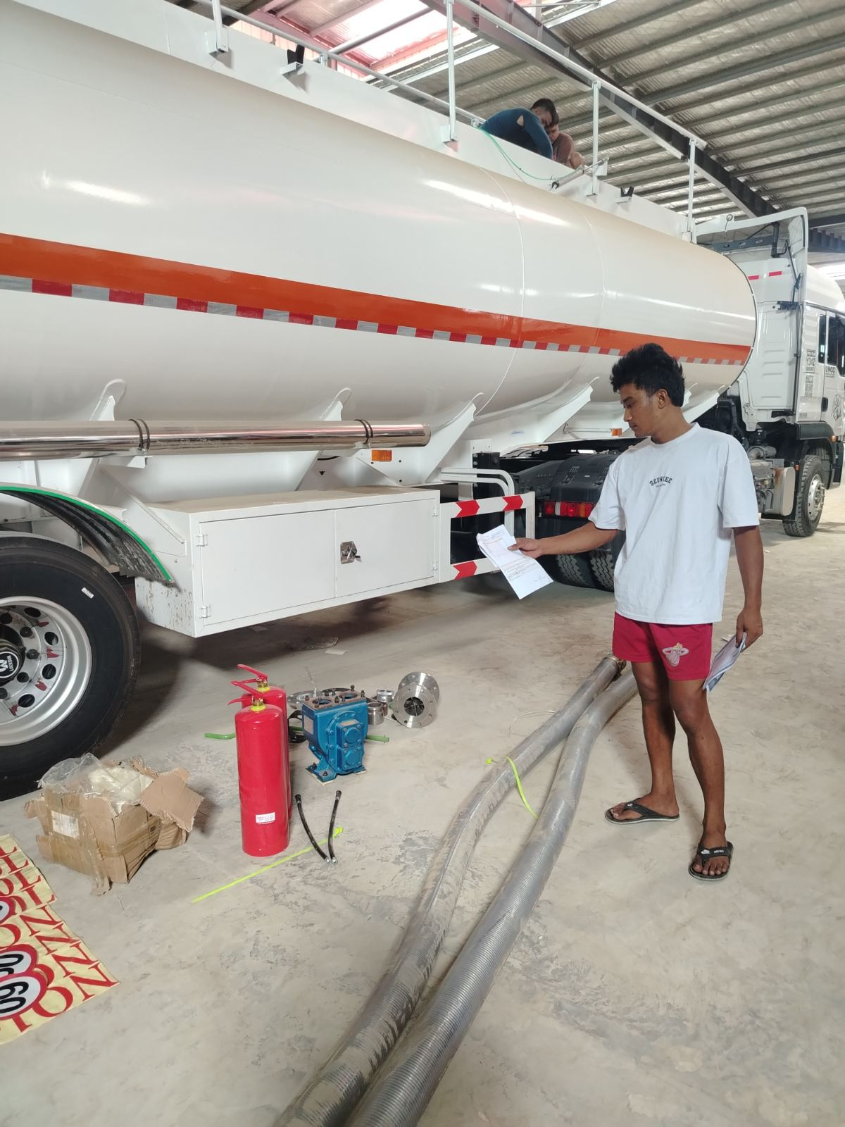 Cliente filipino visita XTRAK para inspeccionar un camión cisterna de combustible antes de la compra
