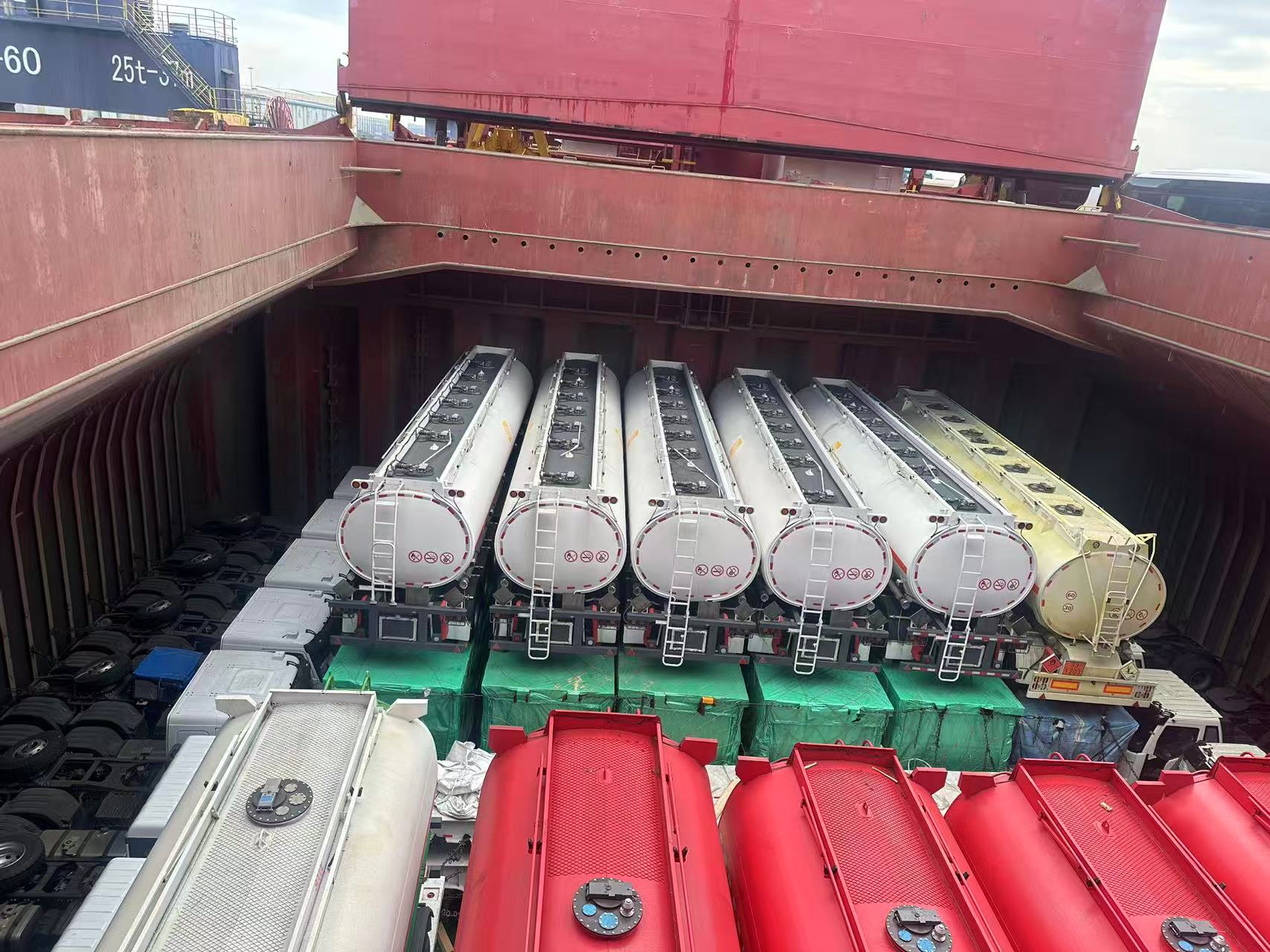 Gran lote de semirremolques cisterna de combustible Aeolus sale de Yantai hacia Abiyán, impulsando la mejora de la logística de combustible de África Occidental