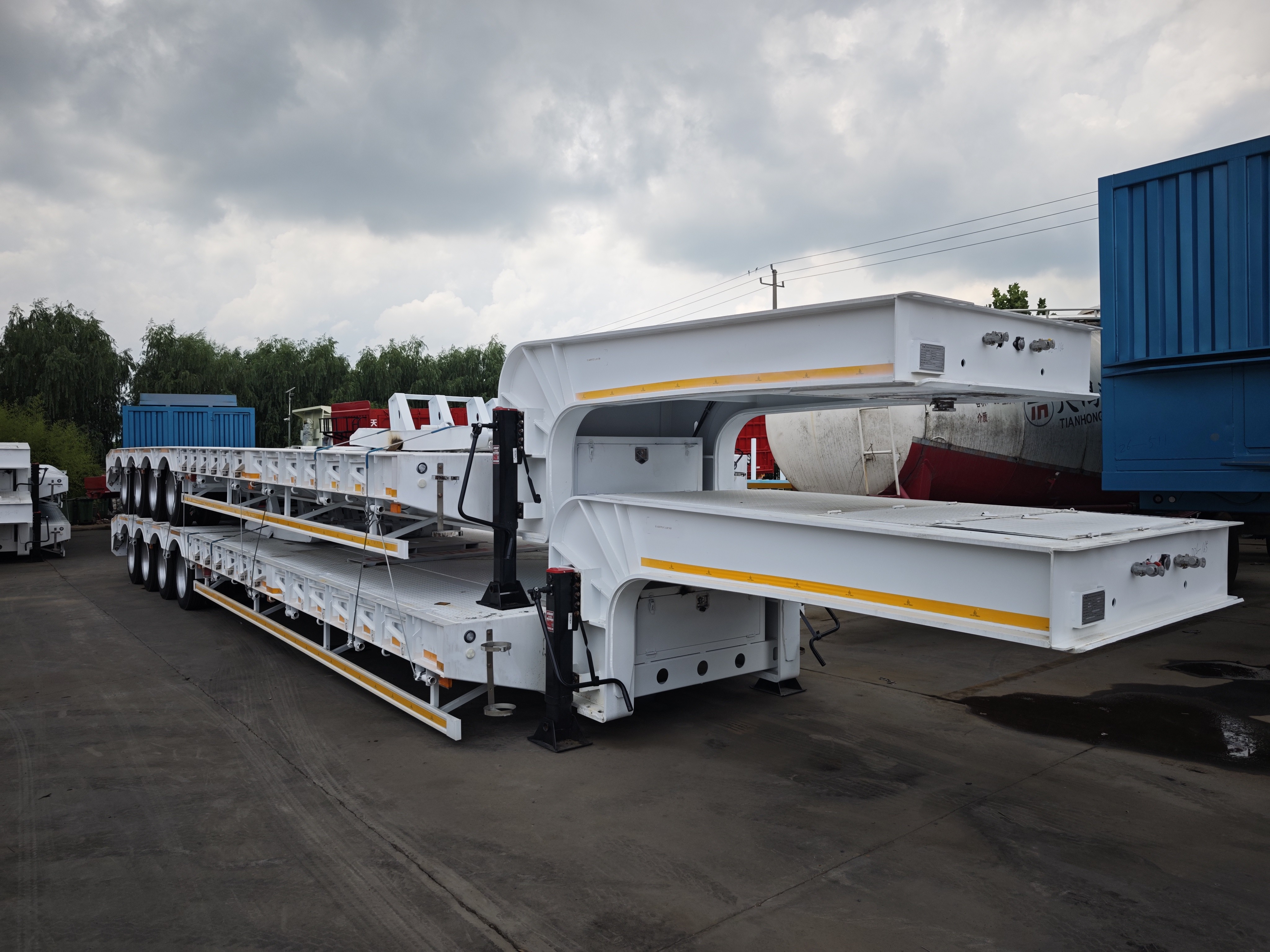 Método de transporte apilado de semirremolques de plataforma baja | Por qué apilamos los semirremolques de plataforma baja para la exportación marítima