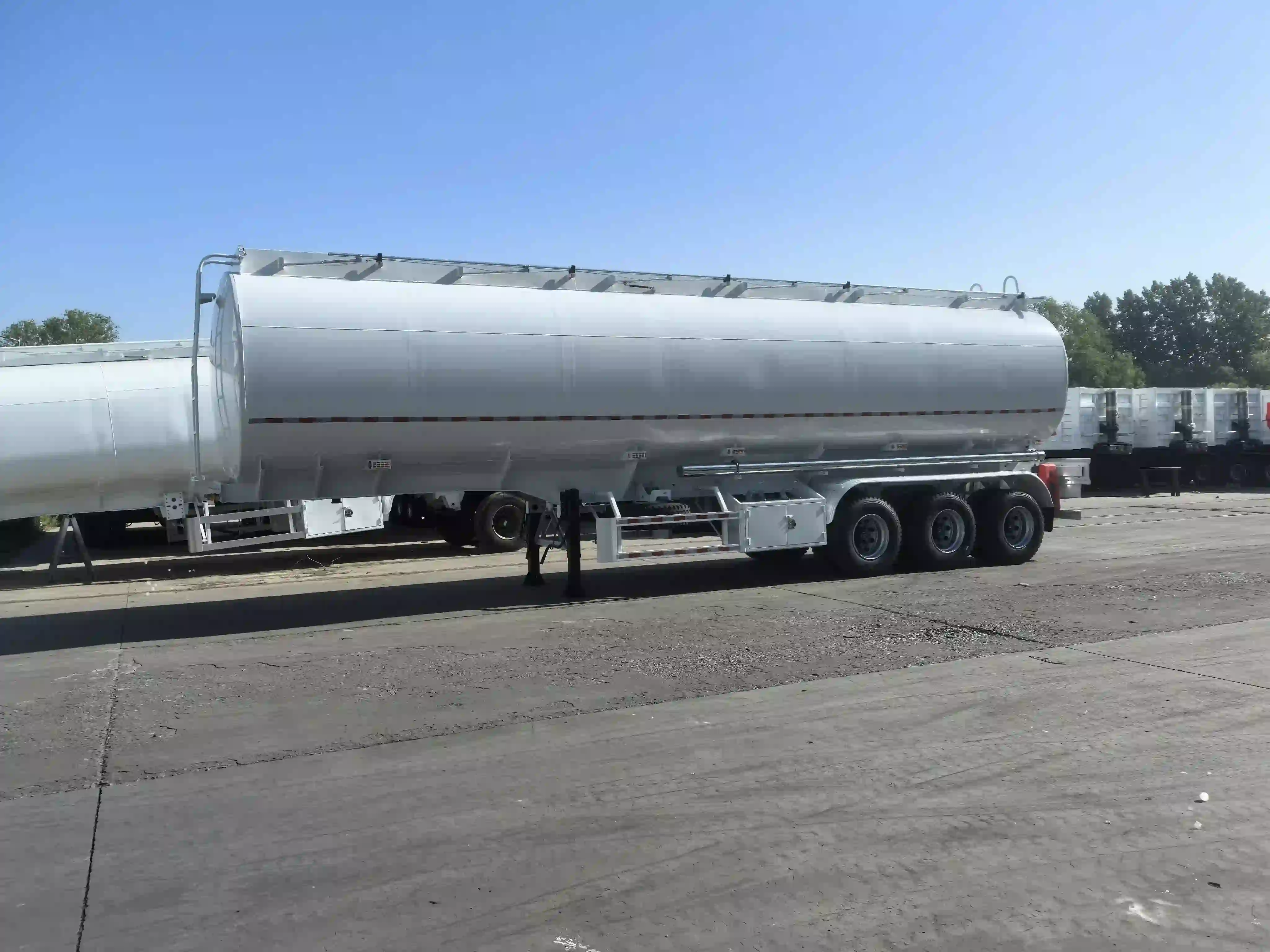 Semirremolque cisterna de combustible integrado de viga recta de 45.000 L y 3 ejes