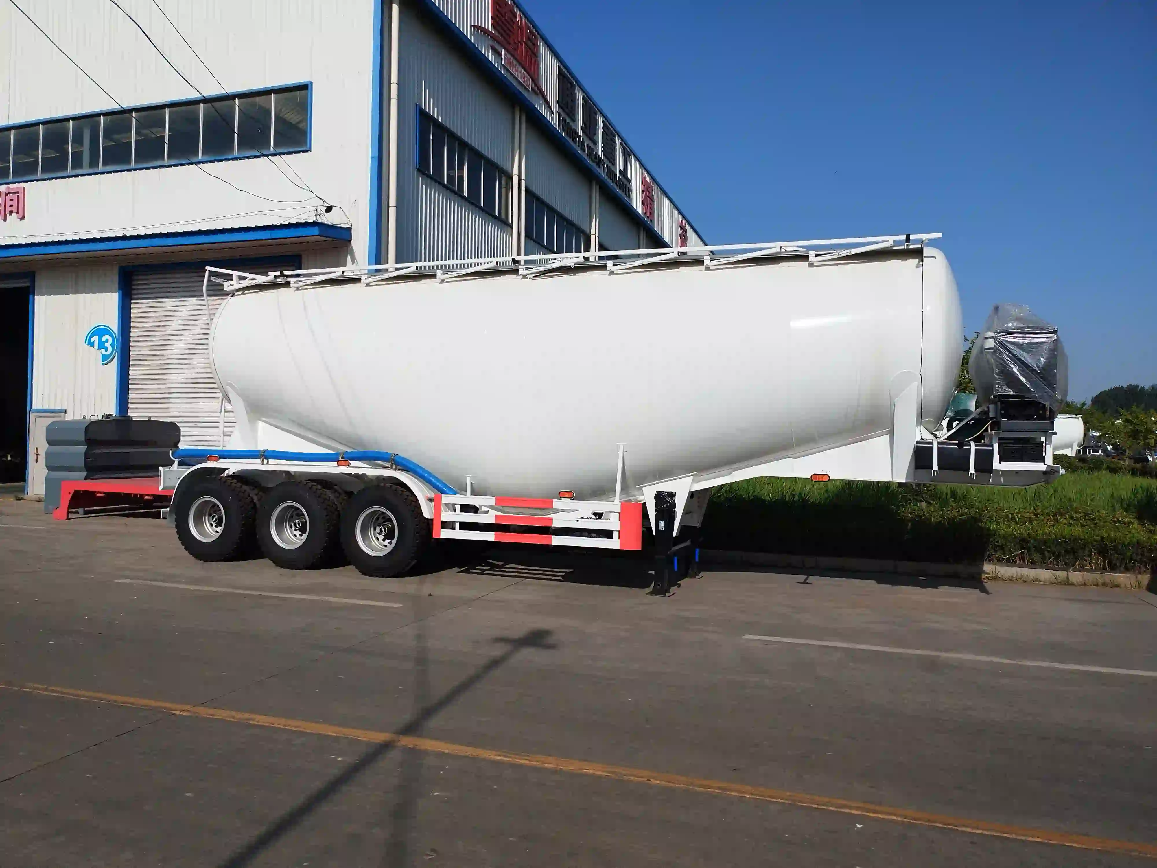 Semirremolque cisterna para cemento a granel de 45 m³ y 3 ejes