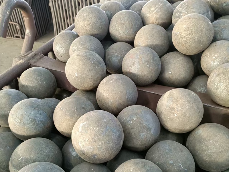 ¿Qué tamaños de bolas deben incluirse en una mezcla de carga de bolas fundidas?