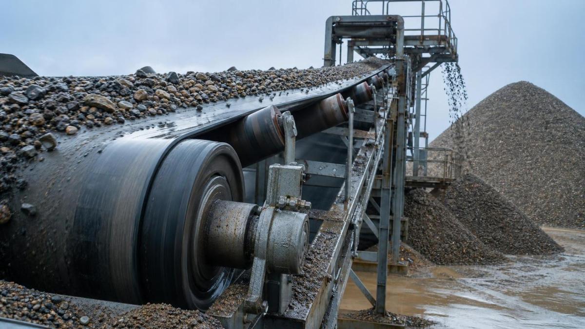 Common Belt Conveyor Problems in Wet Conditions and How to Spot Them Early