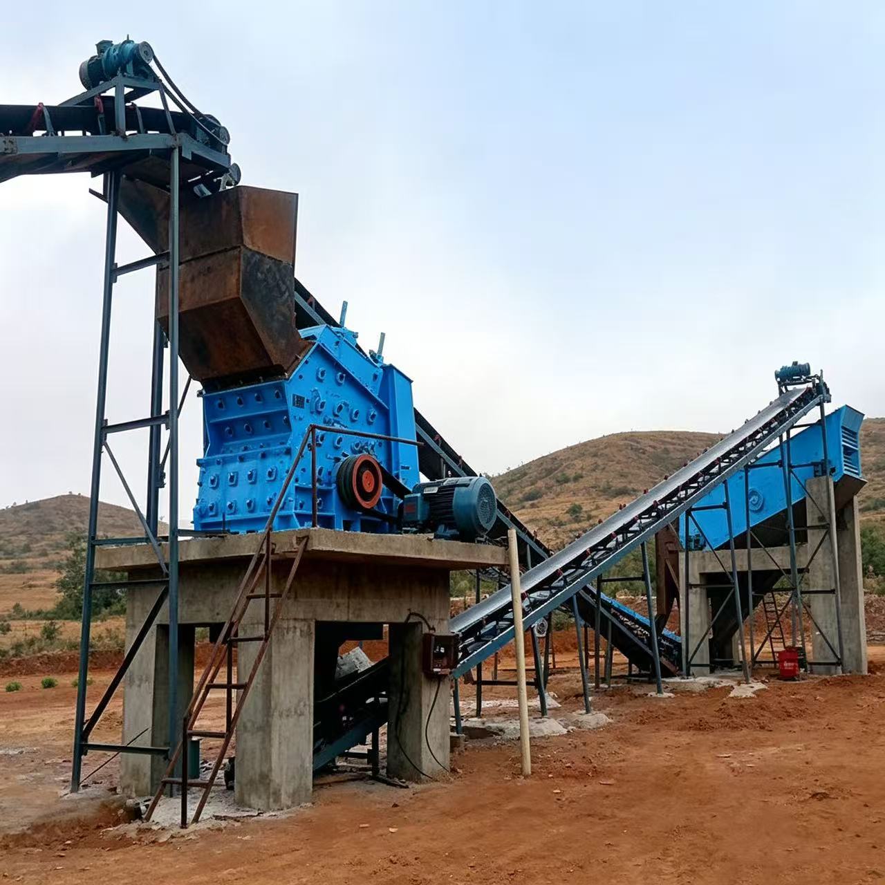 FEIFAN Máquina de impacto para minério de mineração e areia com rigoroso controle de qualidade alta velocidade de rotação e tamanho de descarga uniforme 