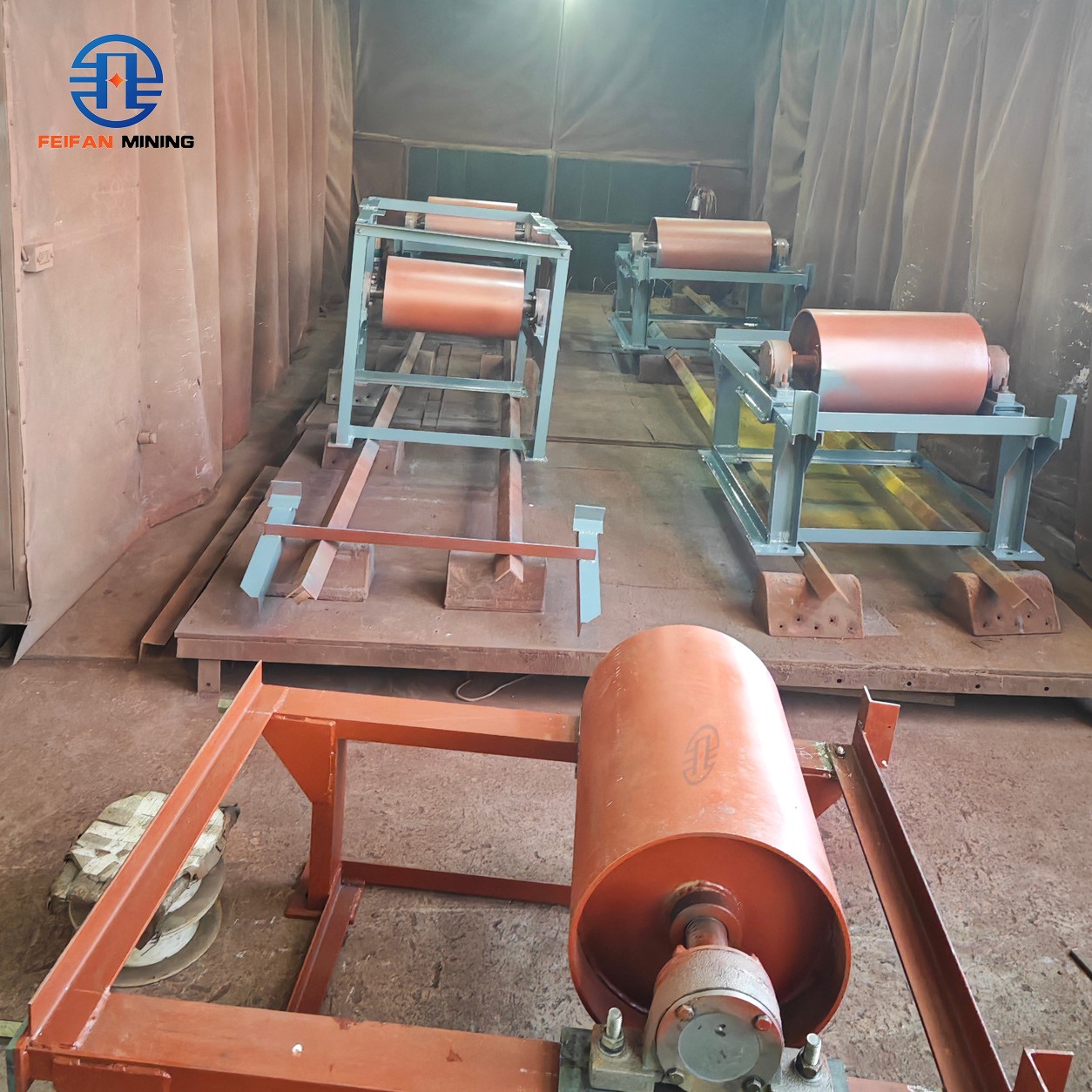 FEIFAN OEM Conjunto de rolete de carga com rolamento vedado de baixo ruído para peças de transportador de correia de operação contínua de equipamentos de mineração