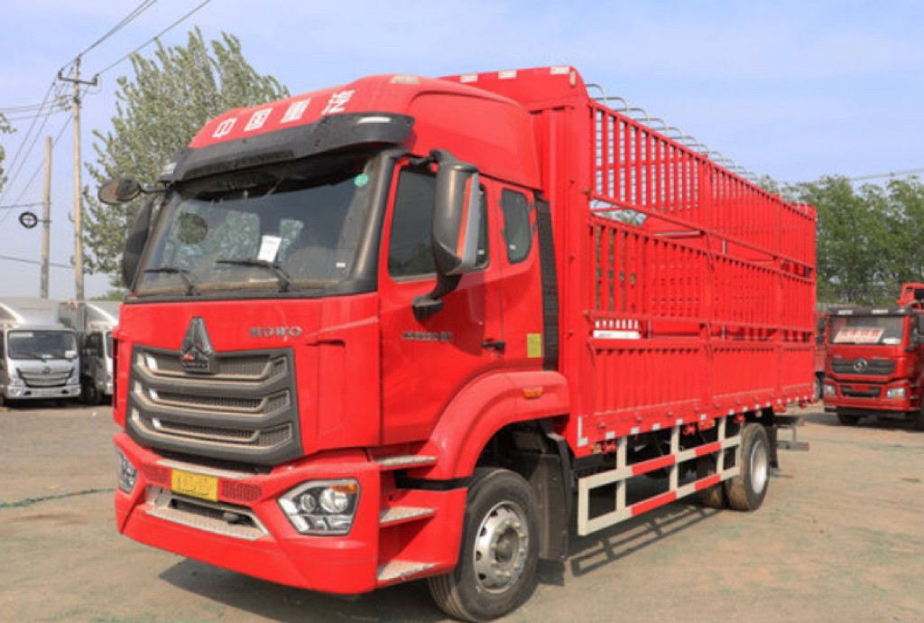 Caminhão de carga com carroceria gradeada HOWO NX 6×4