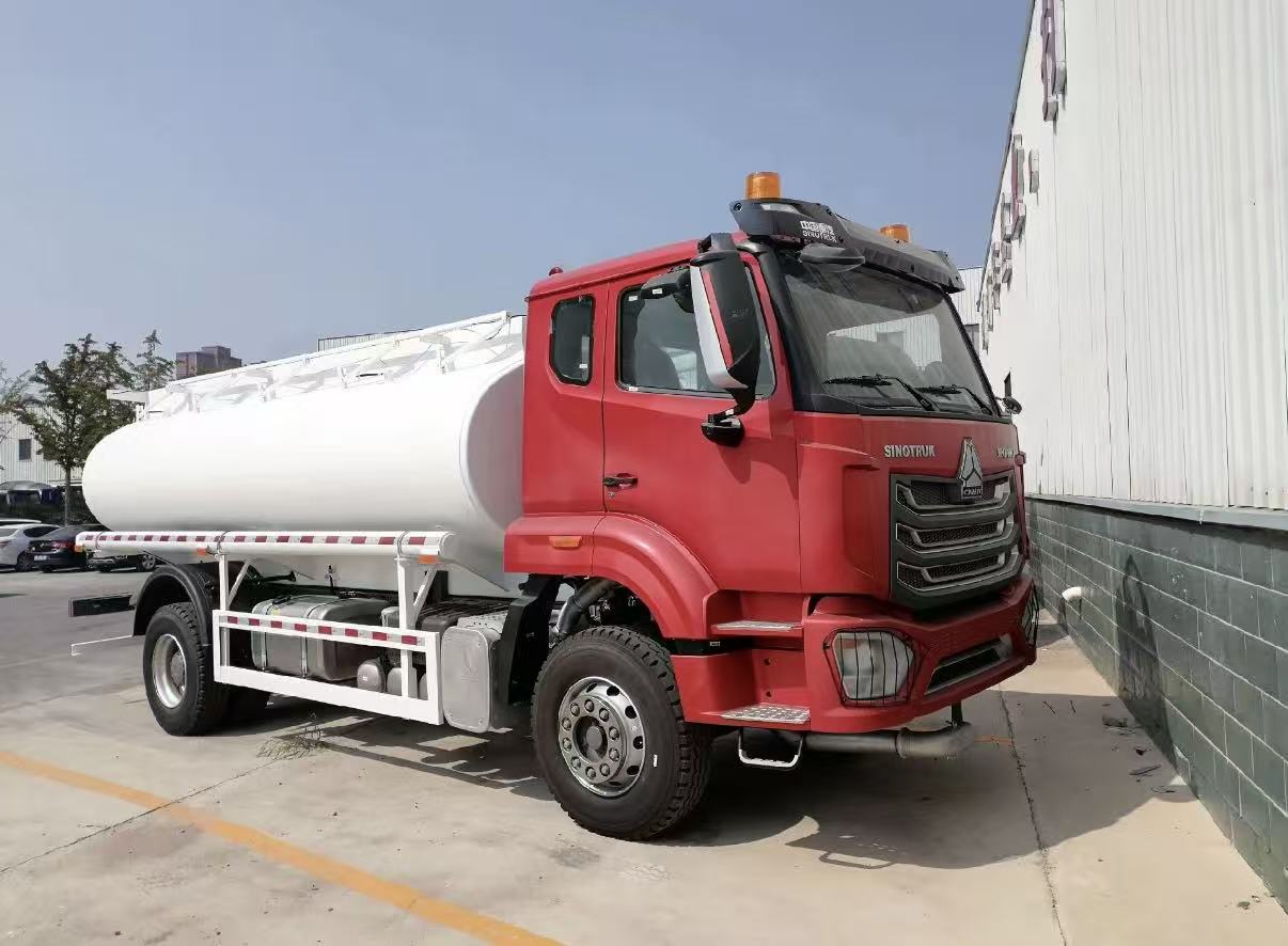 Caminhão-tanque de combustível HOWO NX 4×2