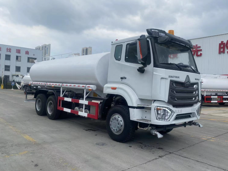 Caminhão-pipa HOWO NX 6×4