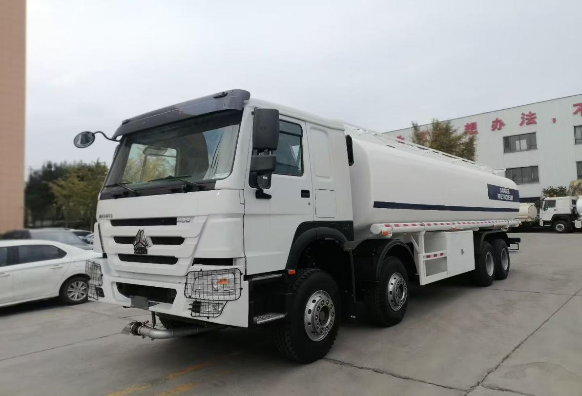 Caminhão-tanque de combustível HOWO 7 8×4