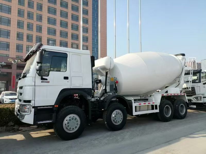 Caminhão betoneira HOWO 7 8×4