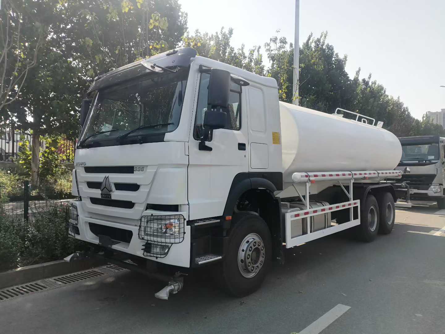 Caminhão aspersor HOWO 7 6×4