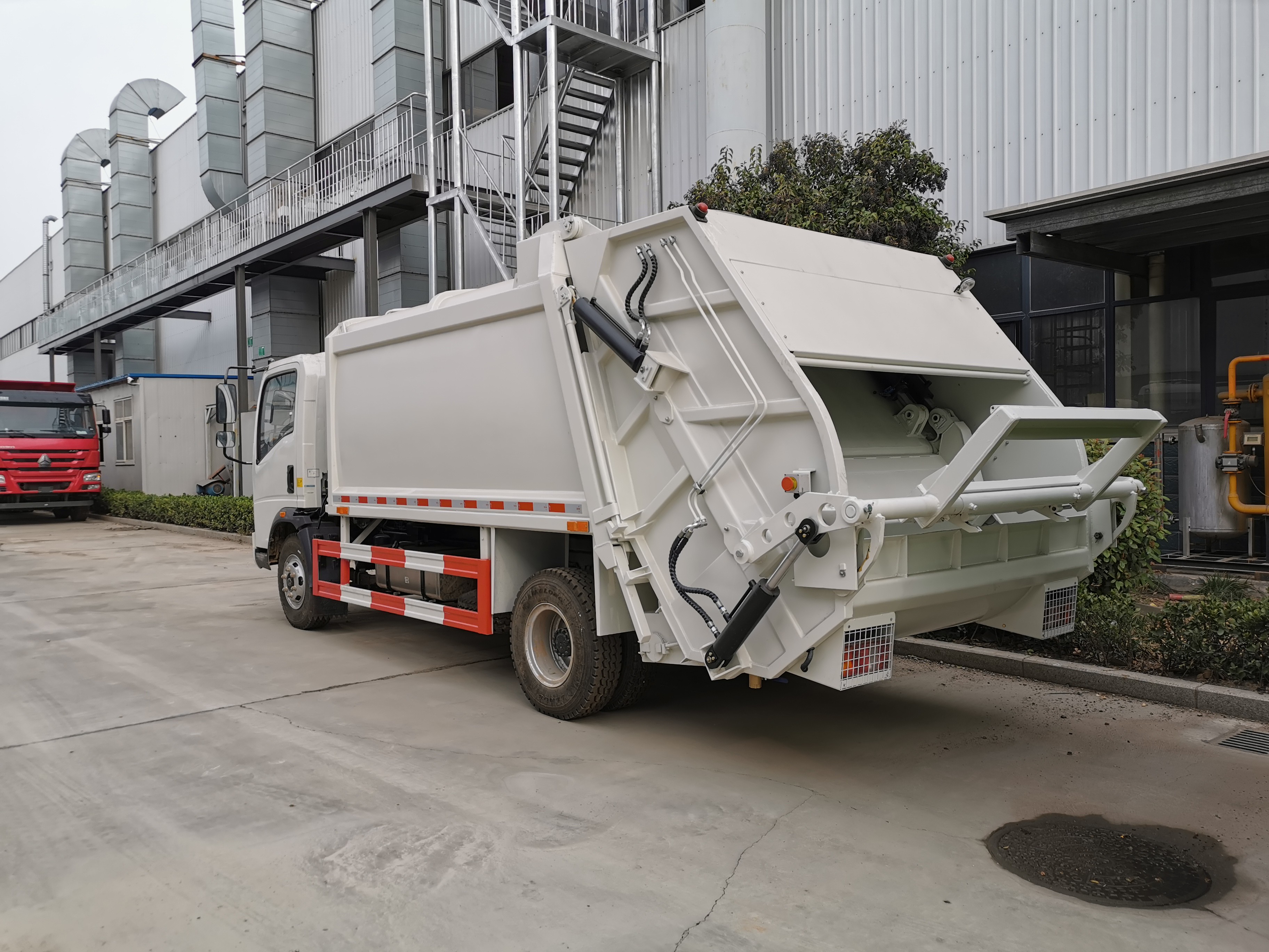Caminhão compactador de lixo
