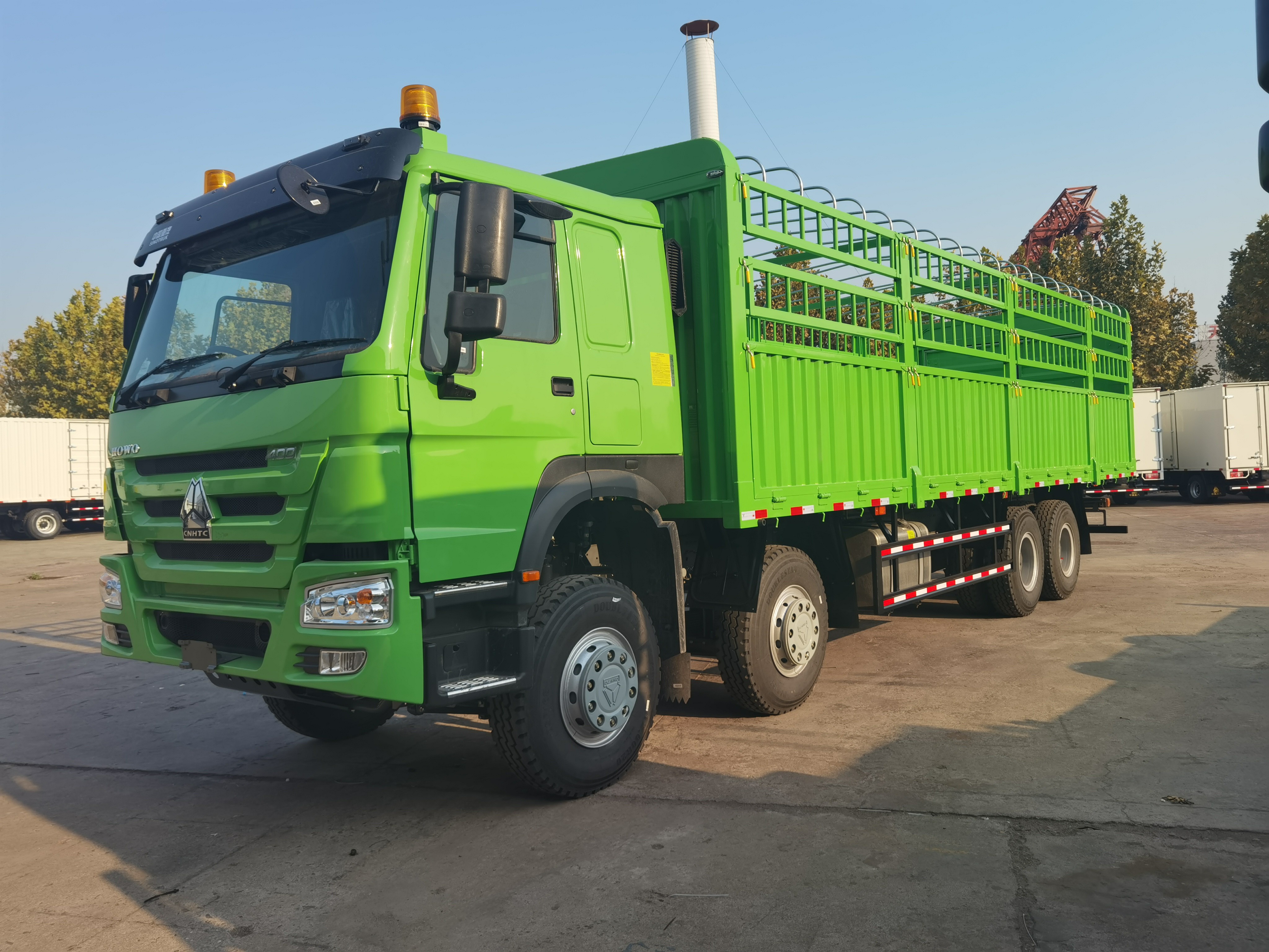 Caminhão com carroceria gaiola HOWO 7 6×4