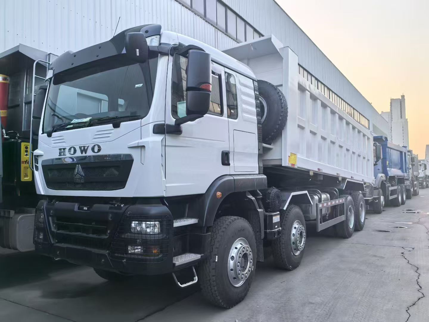 HOWO TX  8×4  Camión volquete