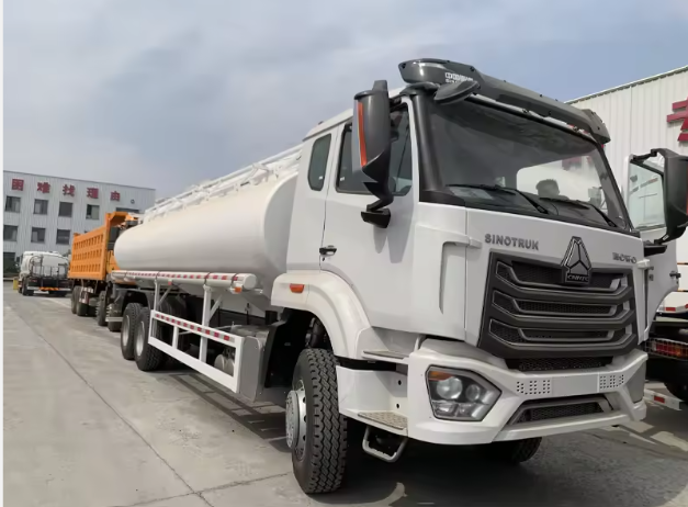 Camión cisterna de combustible HOWO NX 6×4
