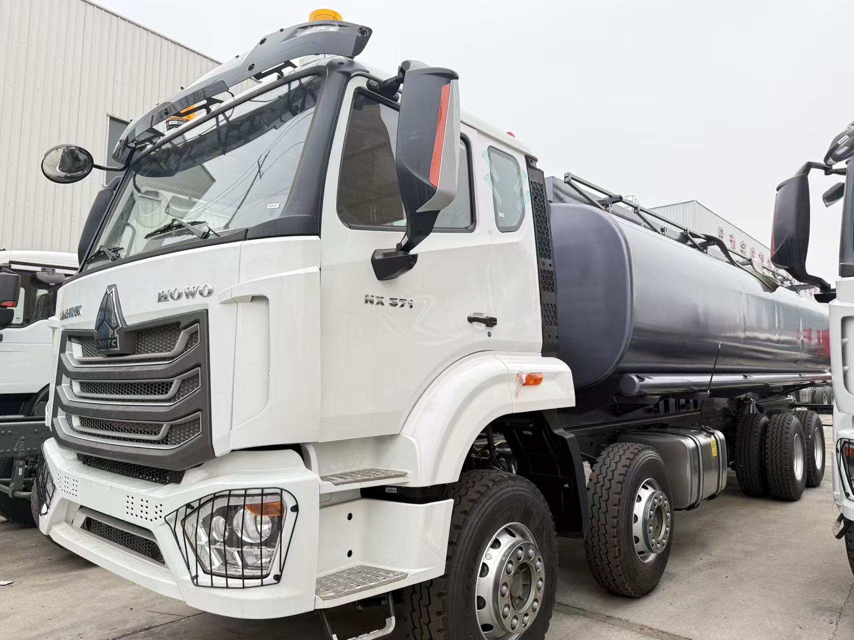 Camión cisterna de combustible HOWO NX 8×4
