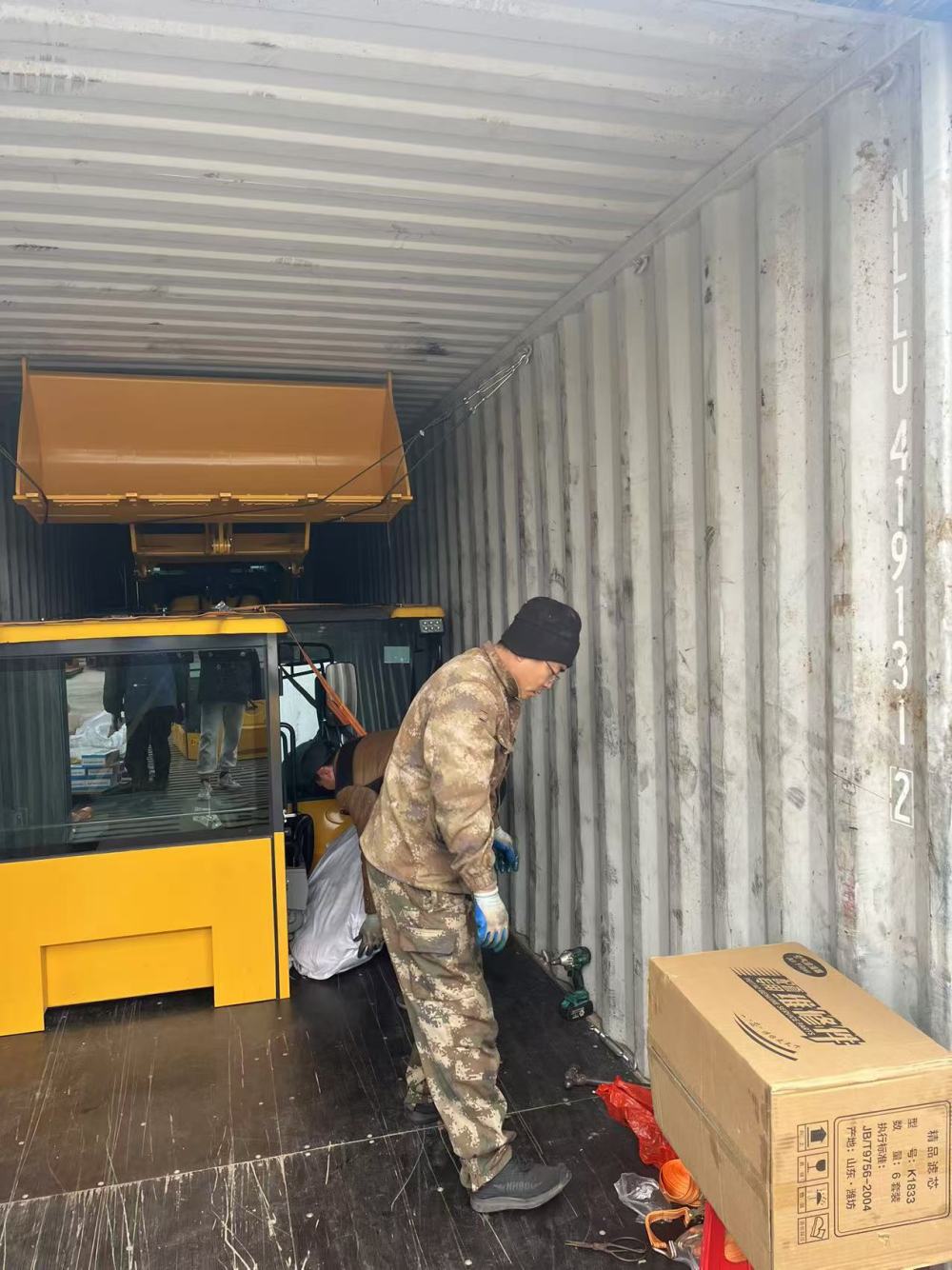 Procesos de embalaje estandarizados y transporte logístico regulado
