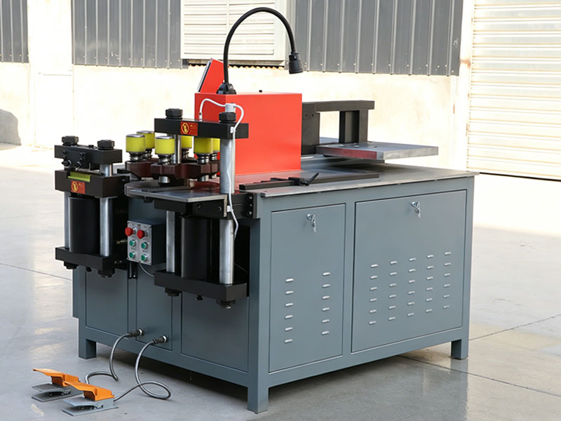 Cómo la compensación automática del ángulo mejora la precisión de doblado en las máquinas CNC 3 en 1 para barras colectoras