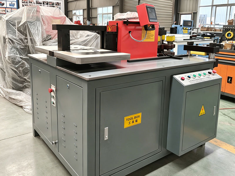 ¿Qué es una máquina para barras colectoras y cómo procesa barras colectoras de cobre y aluminio?