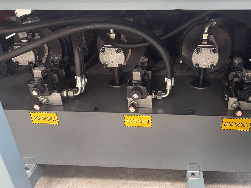Máquina CNC de alta resistencia con servomotor para barras colectoras frente a modelos hidráulicos para la producción de transformadores