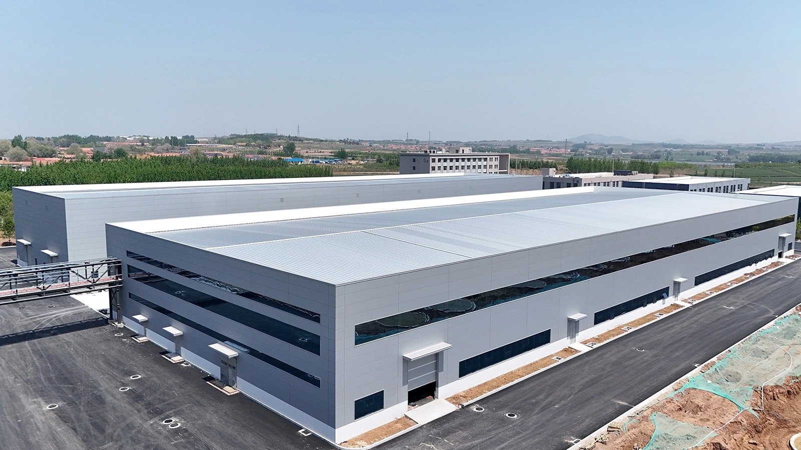 Modern prefabricated steel structure warehouse building with clear span storage interior