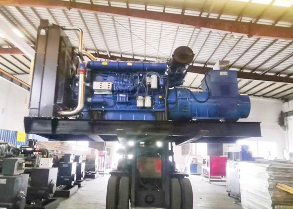 老挝某广场项目一台800KW玉柴发电机组准备装车