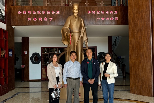 中国食用菌协会会长高茂林莅临芝人堂考察调研