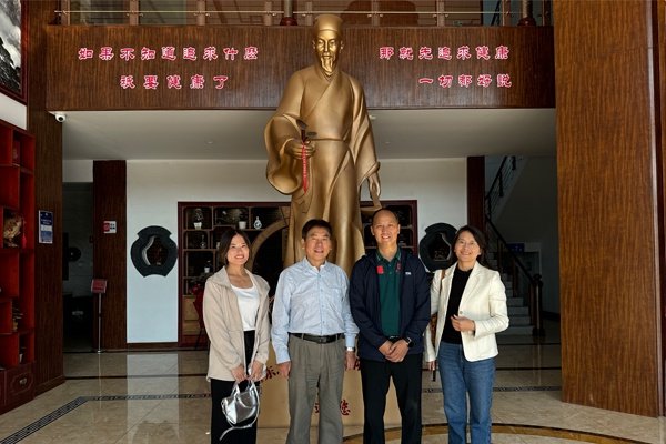 中国食用菌协会会长高茂林莅临芝人堂考察调研