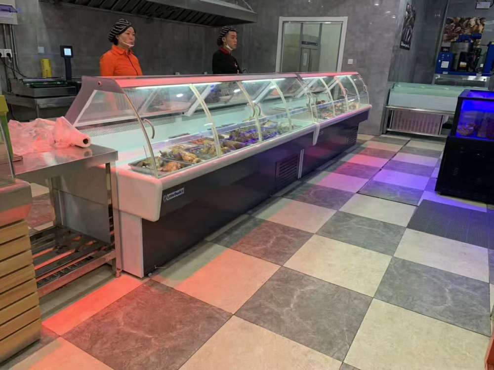 Vitrina refrigerada para carne con cristal curvo