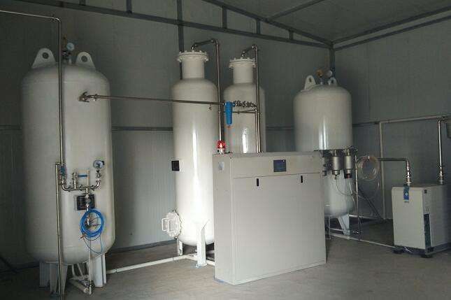 工作人員是如何清潔中心供氧設(shè)備的