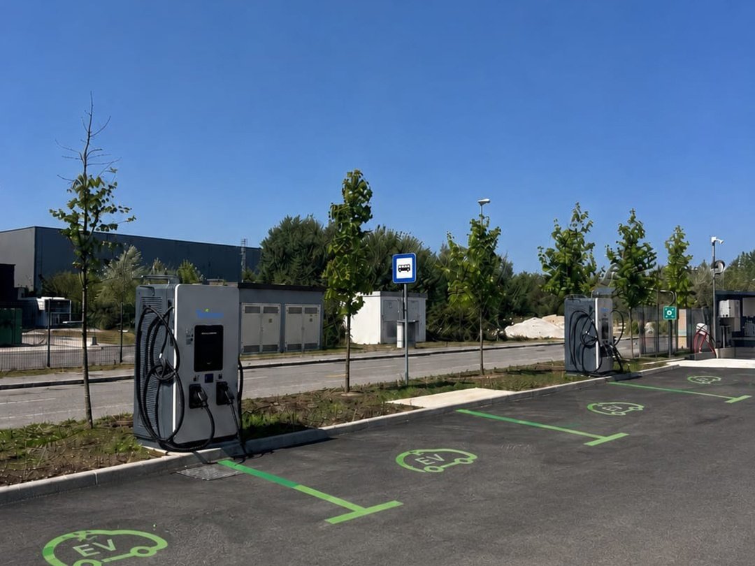 Станция быстрой зарядки электромобилей Teison DC PRO 120 кВт, установленная в Словении, 2026